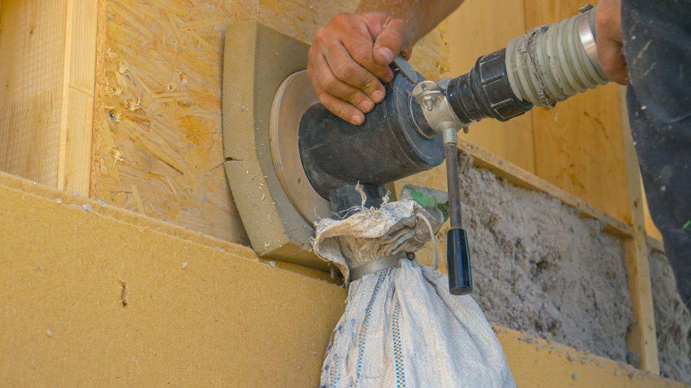 Einblasdämmung wird mit dem Gebläse ins Gefach eingebracht