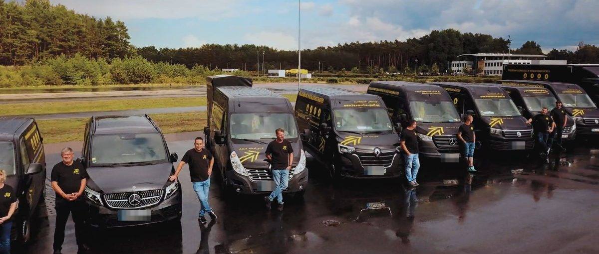 Fuhrpark und Team von Bauservice Pfeil für Einblasdämmung in der Region
