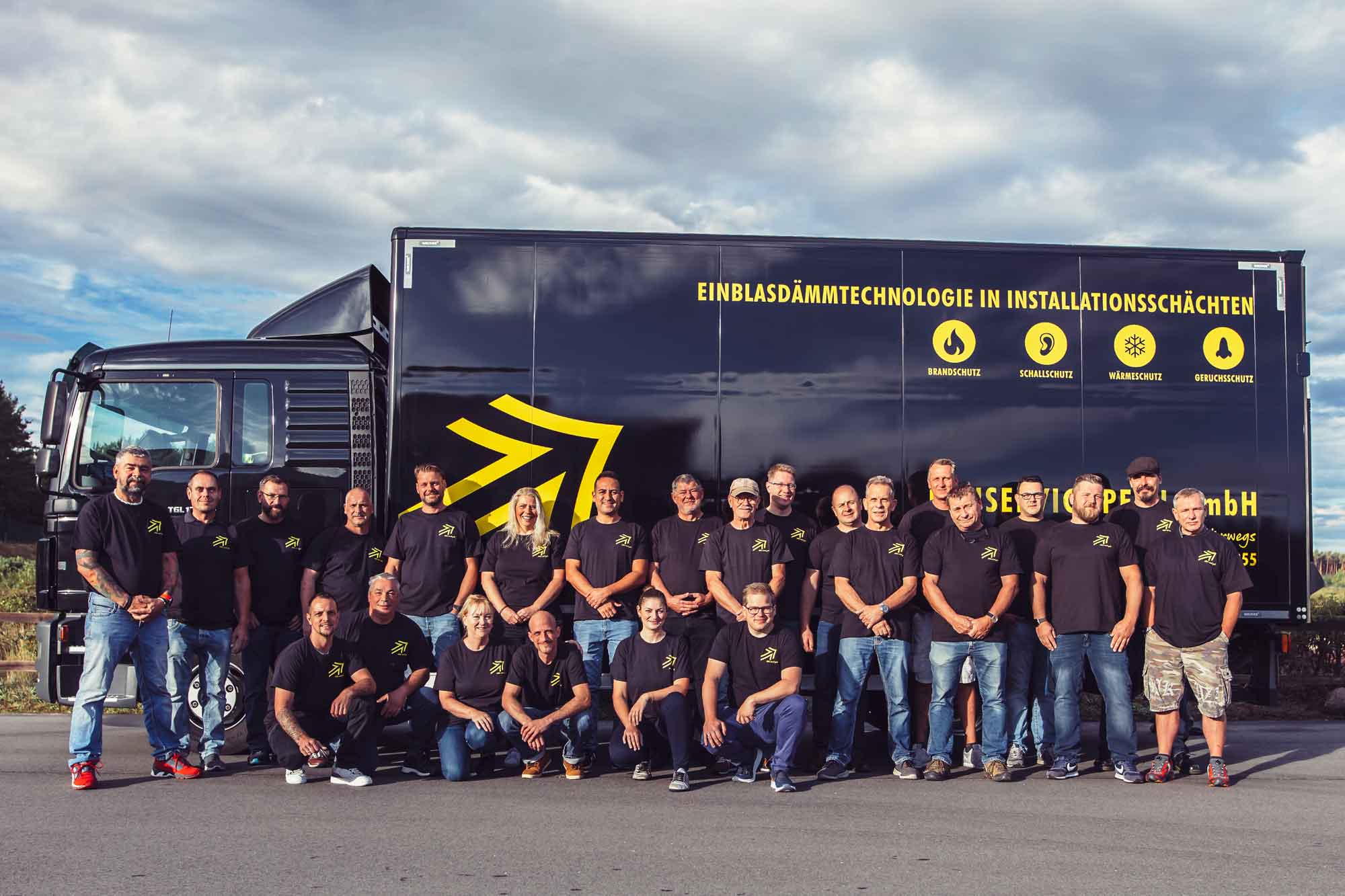 Das Team von Bauservice Pfeil vor dem Firmenfahrzeug