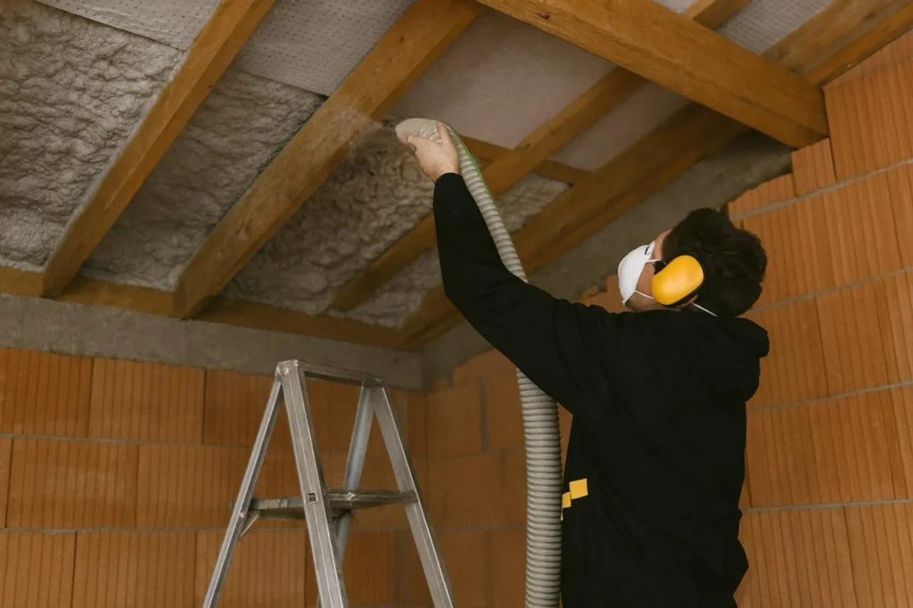 Schallschutz durch Dämmung und Einblasdämmung