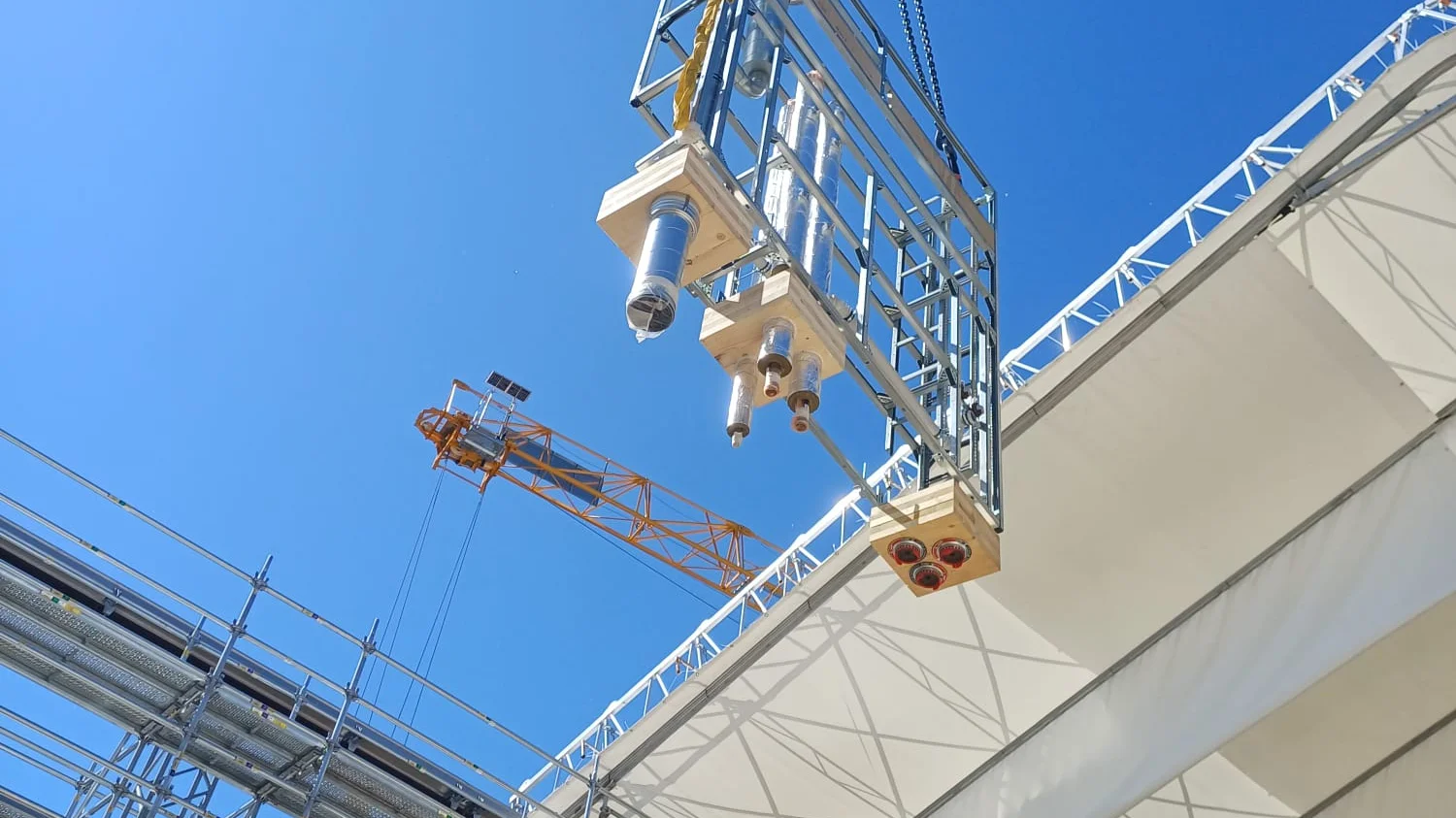 Verrohrtes Schachtmodul mit vorbereiteten Deckendurchführungen am Baukran